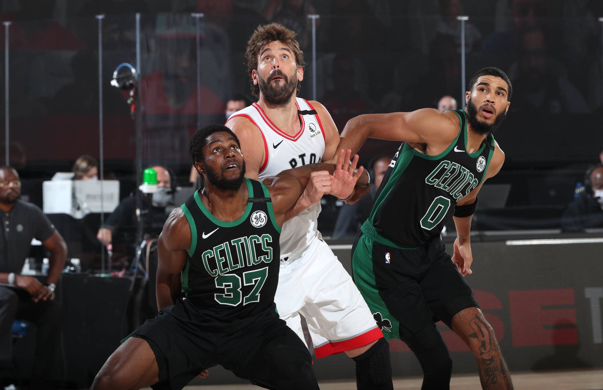 包含哈兰德爆冷击败IG冲刺阶段勒沃库森调整名单以备德甲，国际比赛日多伦多猛龙调整名单以备欧联瞬间刷屏的词条